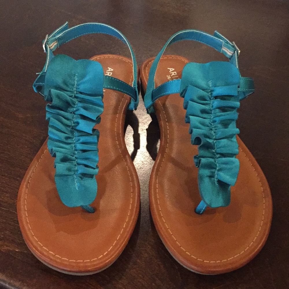Turquoise “ruffle” women’s thong sandal. Size 8